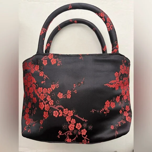 Chinoiserie handbag, room for a phone. Beautiful black silk, red embroidery. - Picture 1 of 2